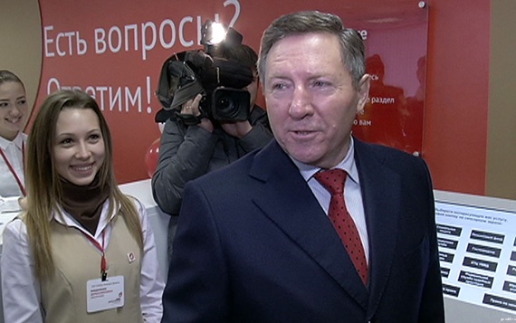 В центре "Мои документы" липецкий губернатор проверил свою пенсию В центре "Мои документы" липецкий губернатор проверил свою пенсию