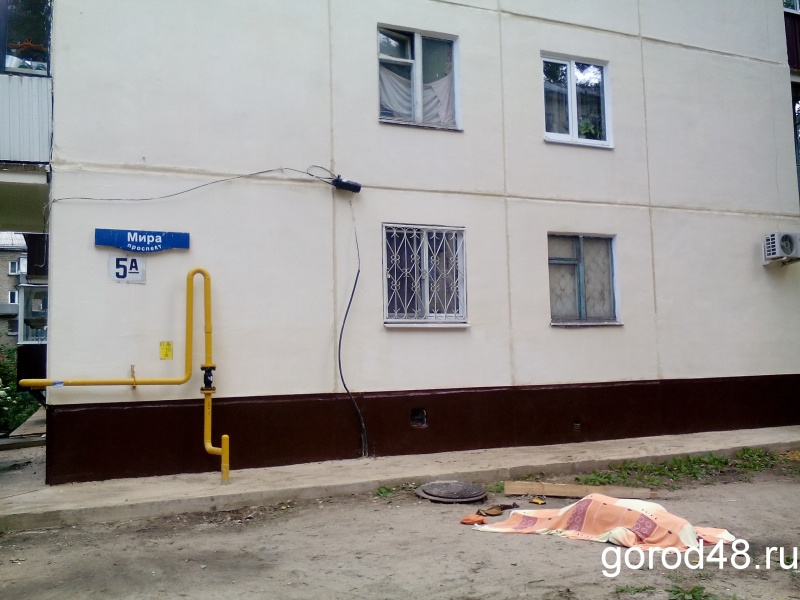 Рабочий упал с кровли четырехэтажного дома и погиб Рабочий упал с кровли четырехэтажного дома и погиб