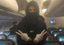 Елецкий футболист 8 часов летел из Владивостока в перчатках и маске