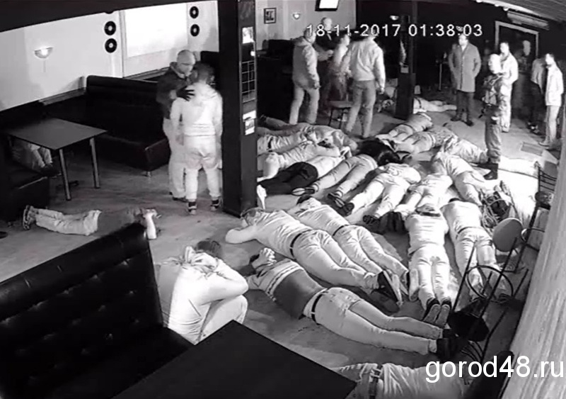 «Лежать мордой в пол и никому не шевелиться!» «Лежать мордой в пол и никому не шевелиться!»