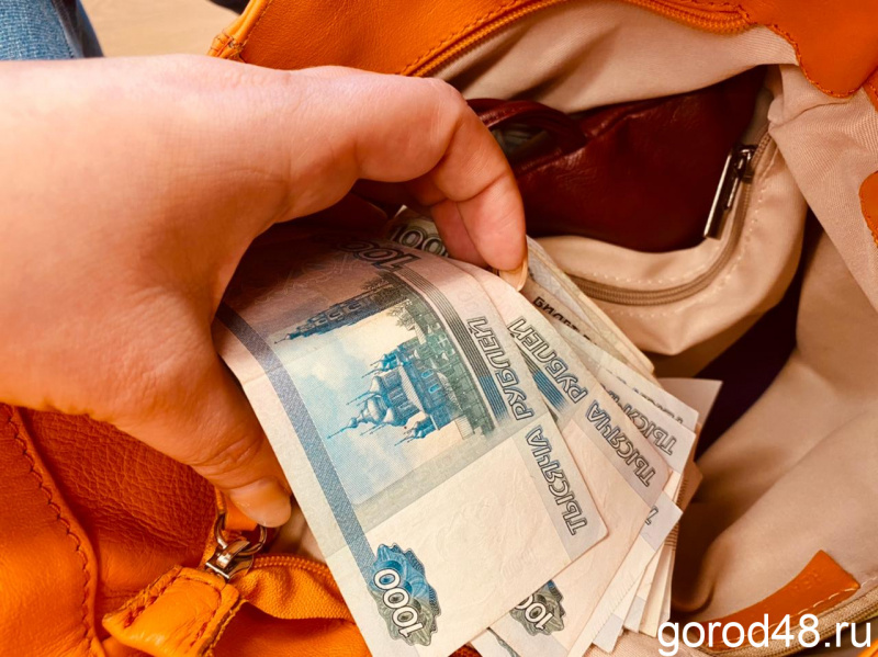 В Добринском районе женщина продала чужой «ВАЗ 21140» за 10 000 рублей