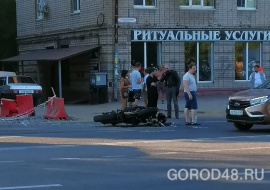 Мотоциклист попал в ДТП рядом с магазином ритуальных услуг