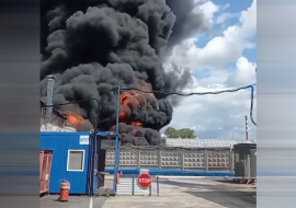 В Петербурге загорелся склад с автопокрышками