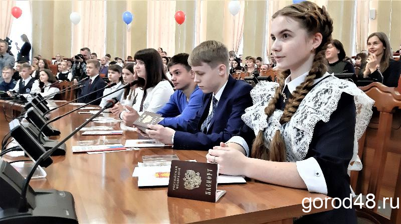 Конституция РФ, блокнот, ручка и паспорт гражданина России Конституция РФ, блокнот, ручка и паспорт гражданина России