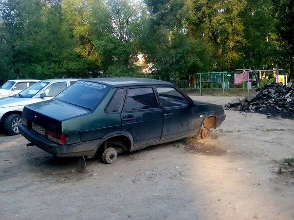 В Липецке за ночь «разули» машину В Липецке за ночь «разули» машину