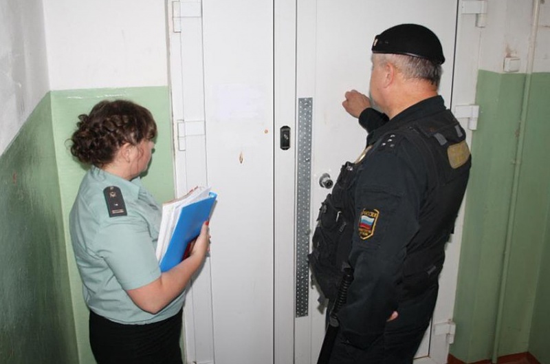 Приставы заставили должников по алиментам работать Приставы заставили должников по алиментам работать