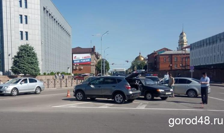 В центре Липецка столкнулись «Ниссан» и «ВАЗ», пострадал 10-месячный мальчик В центре Липецка столкнулись «Ниссан» и «ВАЗ», пострадал 10-месячный мальчик