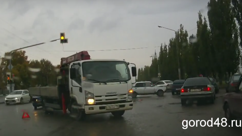 Пять автомобилей столкнулись на Лебедянском шоссе Пять автомобилей столкнулись на Лебедянском шоссе