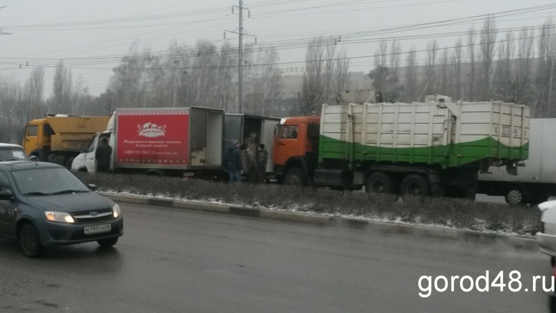 На улице Полиграфической столкнулись «КамАЗ» мусоровоз и «ГАЗель» На улице Полиграфической столкнулись «КамАЗ» мусоровоз и «ГАЗель»