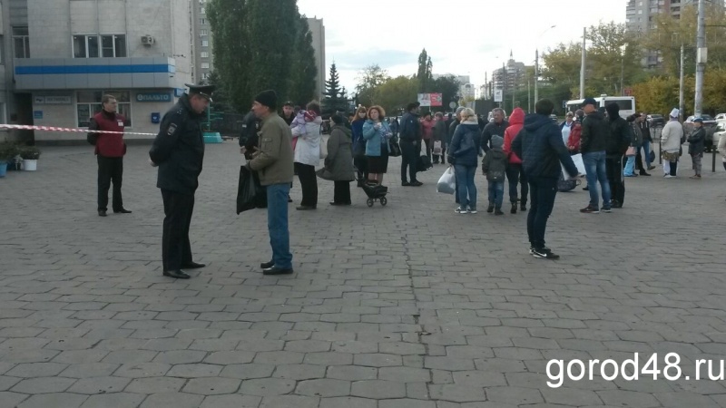 Полицейские проверяют сообщения о бомбах на двух вокзалах Липецка Полицейские проверяют сообщения о бомбах на двух вокзалах Липецка
