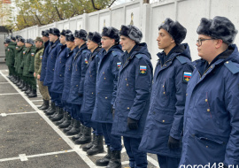 С обновленного призывного пункта на Алмазной отправили в армию 20 новобранцев