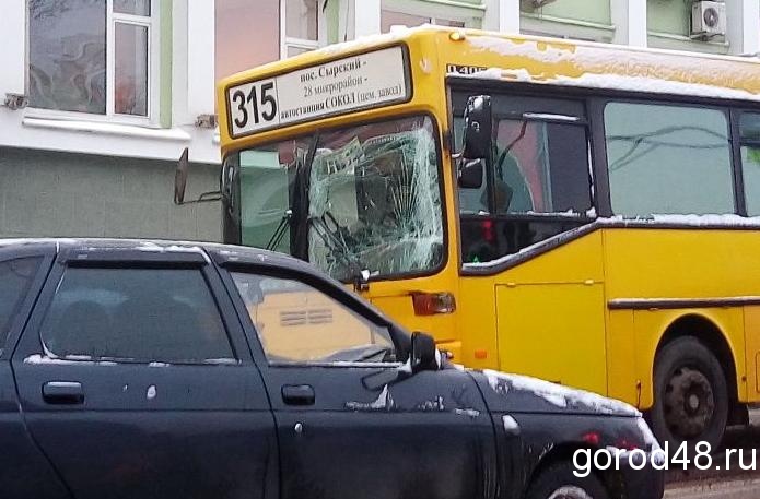 Два автобуса столкнулись напротив мэрии Липецка Два автобуса столкнулись напротив мэрии Липецка