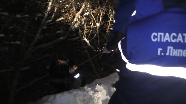 Упавшего в лог липчанина пришлось доставать спасателям Упавшего в лог липчанина пришлось доставать спасателям