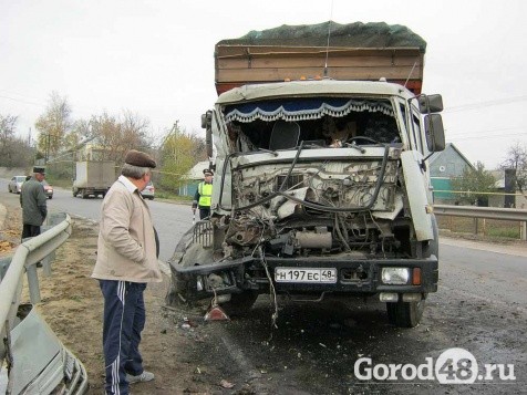 Под Липецком столкнулись два грузовика Под Липецком столкнулись два грузовика