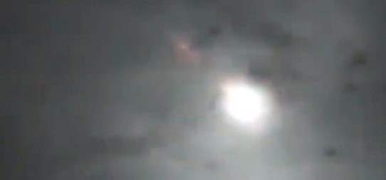В Китае сняли на видео момент падения метеорита В Китае сняли на видео момент падения метеорита