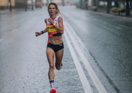 Елена Коробкина под проливным дождём выиграла полумарафон в Санкт-Петербурге