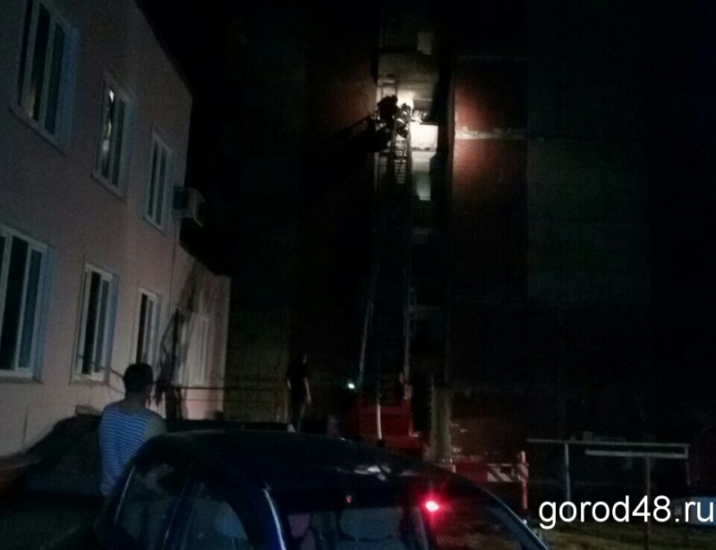 В Липецке из горящего дома эвакуировали ребенка В Липецке из горящего дома эвакуировали ребенка