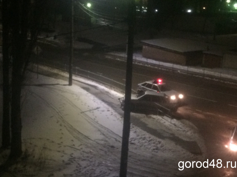 Ночная погоня: водитель выехал на встречку и снес забор Ночная погоня: водитель выехал на встречку и снес забор