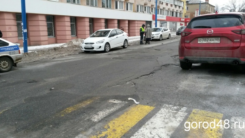 В центре Липецка женщина за рулем зацепила зеркалом автомобиля пенсионерку В центре Липецка женщина за рулем зацепила зеркалом автомобиля пенсионерку