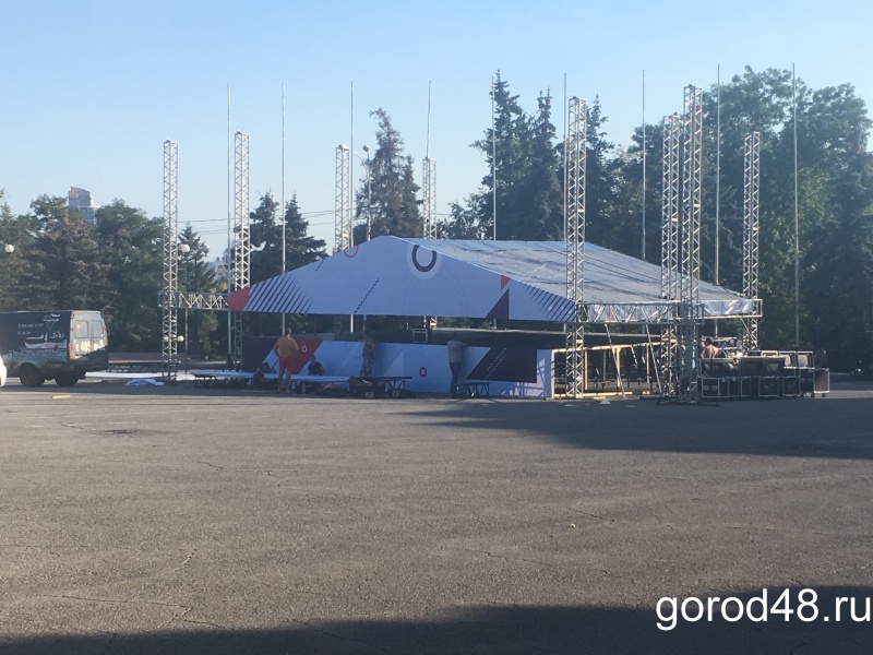 На Соборной площади ставят сцену для Ларисы Долиной На Соборной площади ставят сцену для Ларисы Долиной