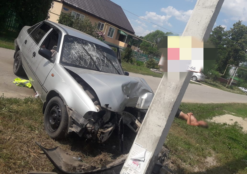 Четыре человека пострадали в автомобиле врезавшемся в столб Четыре человека пострадали в автомобиле врезавшемся в столб