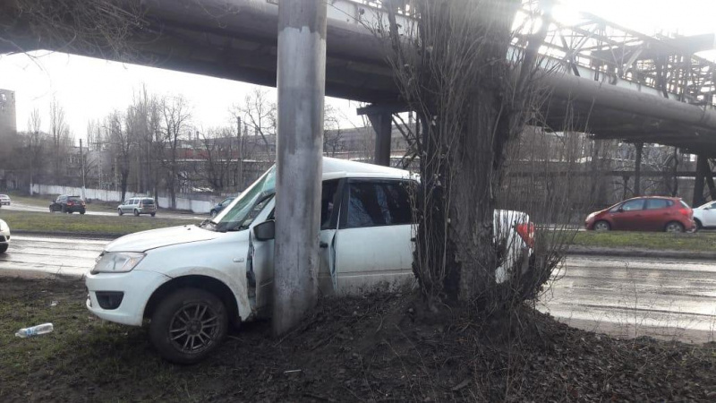 В Липецке «Лада Гранта» врезалась в столб, водитель госпитализирован В Липецке «Лада Гранта» врезалась в столб, водитель госпитализирован