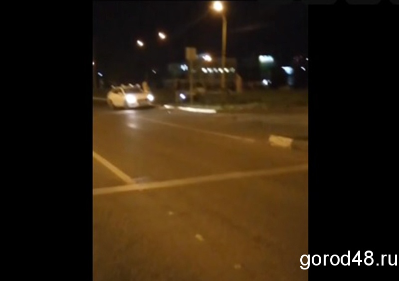 В Липецке ночью автомобиль совершил сальто В Липецке ночью автомобиль совершил сальто