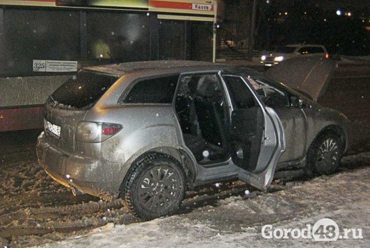 На Театральной площади сгорела дорогая иномарка На Театральной площади сгорела дорогая иномарка