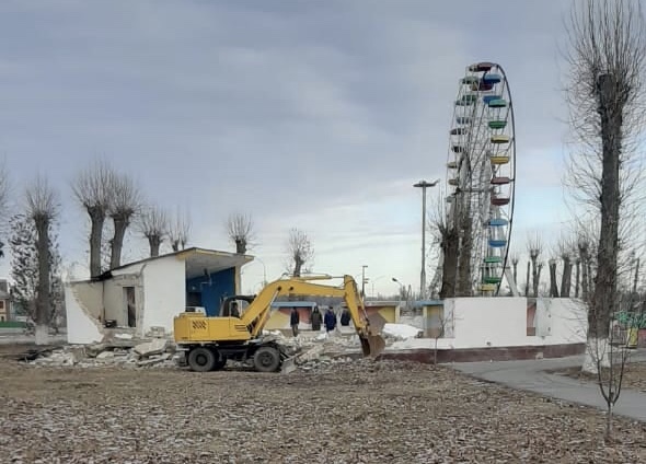 «Конец эпохи»: в парке сносят танцплощадку «Конец эпохи»: в парке сносят танцплощадку