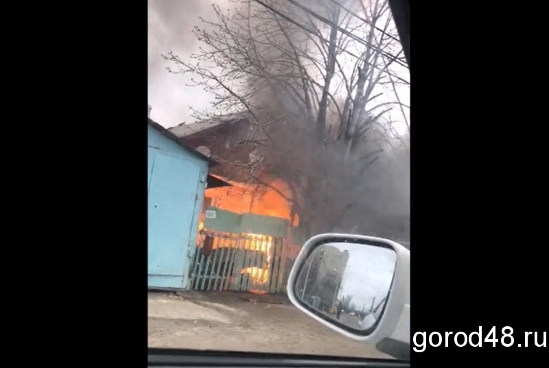 Взрыв во время пожара в Липецке попал на видео Взрыв во время пожара в Липецке попал на видео