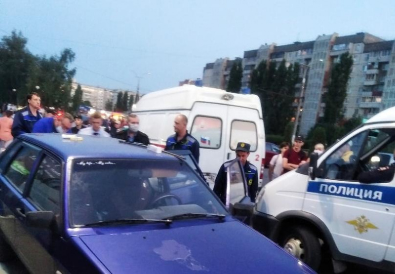 У гипермаркета «Линия» в машине с краснодарскими номерами найден труп У гипермаркета «Линия» в машине с краснодарскими номерами найден труп