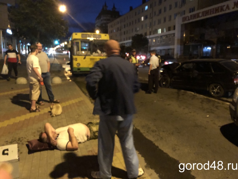 В Липецке легковушка протаранила сразу два автобуса В Липецке легковушка протаранила сразу два автобуса