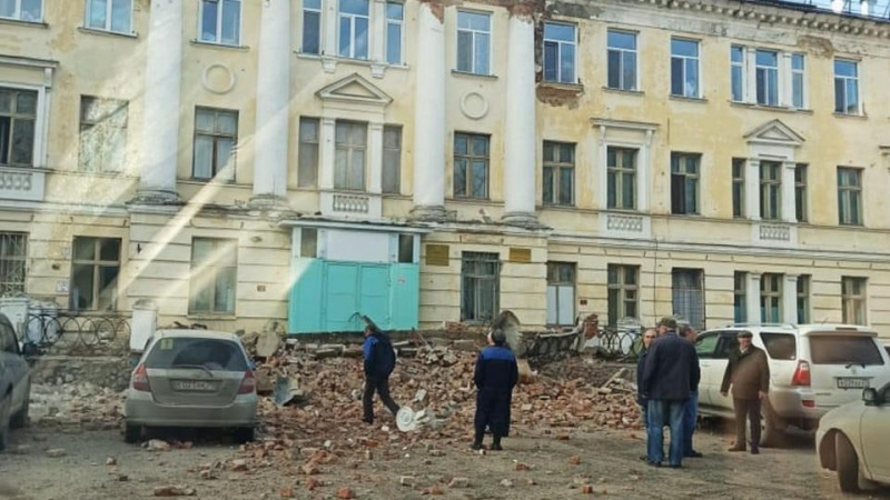 В Северске обрушилась часть стены больницы В Северске обрушилась часть стены больницы
