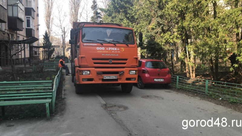 После публикации GOROD48 из двора вывезли мусор После публикации GOROD48 из двора вывезли мусор