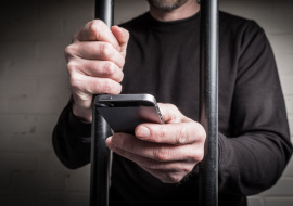 В РФ могут ужесточить ответственность за передачу мобильных телефонов в места лишения свободы