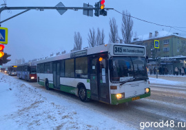 Снегопад затормозил городской транспорт в Липецке