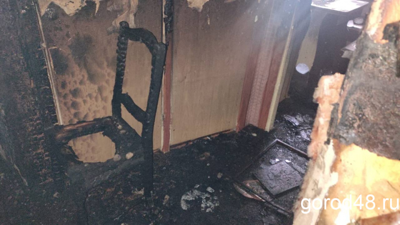 Три человека спасены и 30 эвакуированы из горящего дома в Ельце