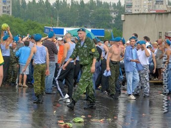 Десантники не хотели громить рынок, но их не поддержали Десантники не хотели громить рынок, но их не поддержали