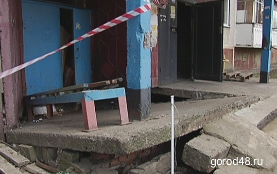 В доме по проспекту Победы обрушился вход в подъезд В доме по проспекту Победы обрушился вход в подъезд