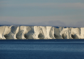 Крупнейший в мире айсберг оказался под угрозой разрушения