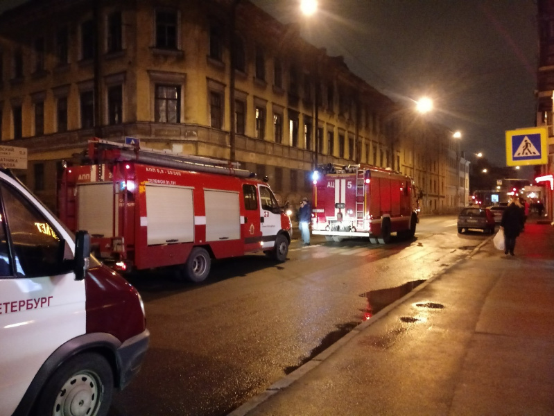 В Петербурге с крыши дома на женщину свалился горящий мужчина В Петербурге с крыши дома на женщину свалился горящий мужчина
