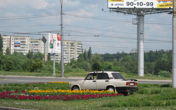 В результате ДТП автомобиль вылетел на клумбу В результате ДТП автомобиль вылетел на клумбу