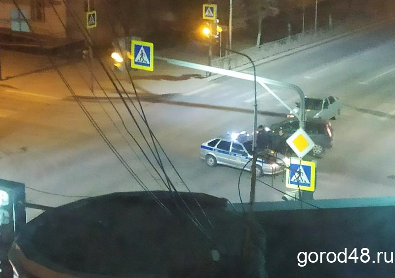 Ночью на перекрестке Советской и Горького столкнулись два автомобиля Ночью на перекрестке Советской и Горького столкнулись два автомобиля