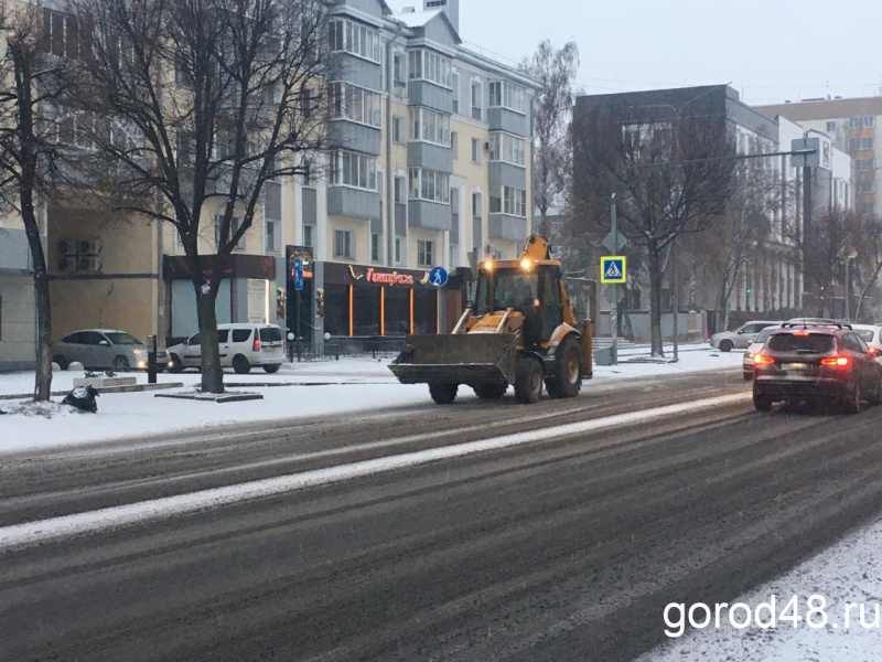 Сгребать снег с дорог планируют с 11:00