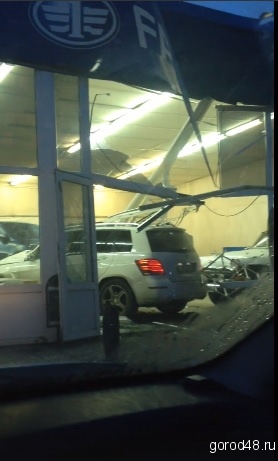 В Липецке «Мерседес» протаранил необычный автосалон (ФОТО, ВИДЕО) В Липецке «Мерседес» протаранил необычный автосалон (ФОТО, ВИДЕО)
