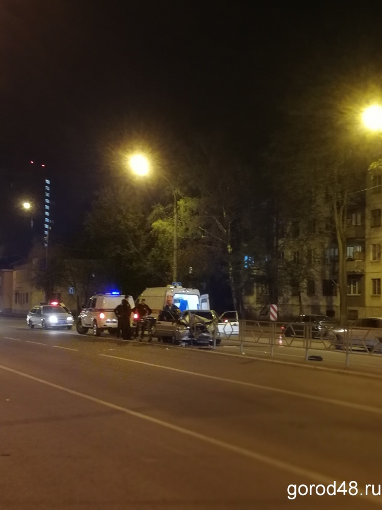 Легковушка врезалась в забор на улице Гагарина Легковушка врезалась в забор на улице Гагарина