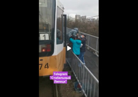 Липчанам пришлось выбираться из трамвая через забор