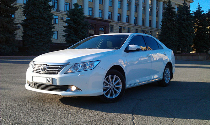 Toyota Camry 2012 белая