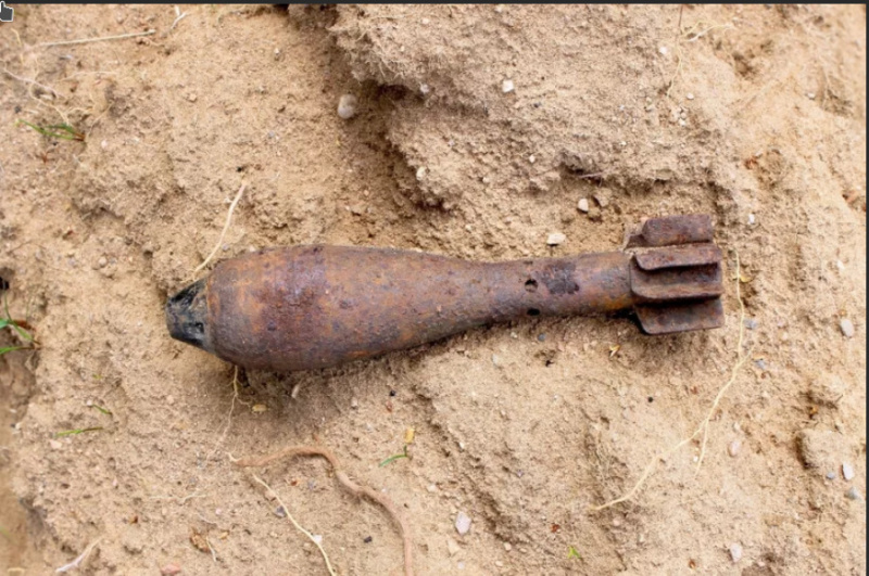 Спасатели уничтожили 10 мин и три противотанковые гранаты, найденные в поле у высоты Огурец