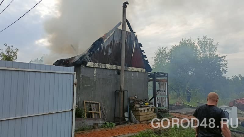 В СНТ «Тракторостритель-1» сгорел дачный дом